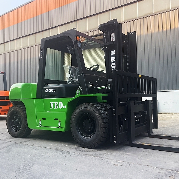 Safety top features of the 15000 lb Forklift: