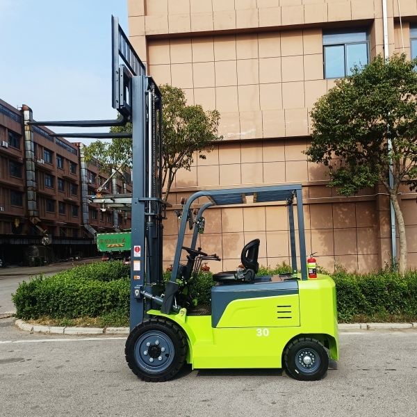 Innovations in the 40 Ton Forklift