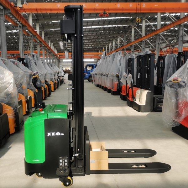 Utilizing an electrical Standing Forklift