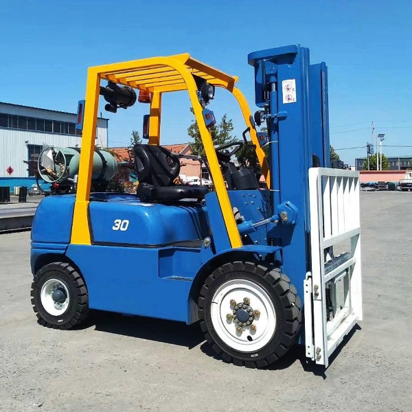 How to Use a Gas-Powered Forklift?